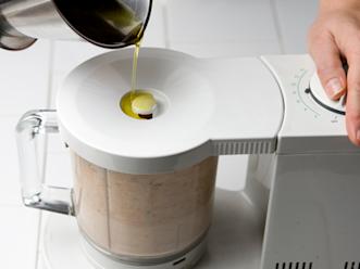 Mittaa kastikkeen ainekset tehosekoittimeen ja aja tasaiseksi. Ohenna tarvittaessa lihan keitinliemellä. Kastike saa olla juoksevaa. Maista ja mausta tarvittaessa.