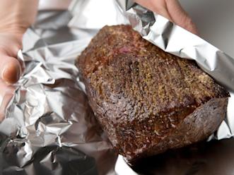 Kääri paisti alumiinifolioon ja anna vetäytyä 30–60 minuuttia.