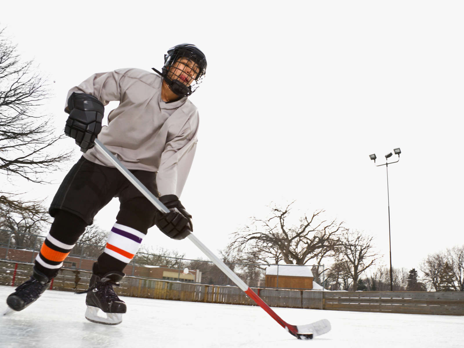 Kypärä on jääkiekkoilijan tärkein suojavaruste.