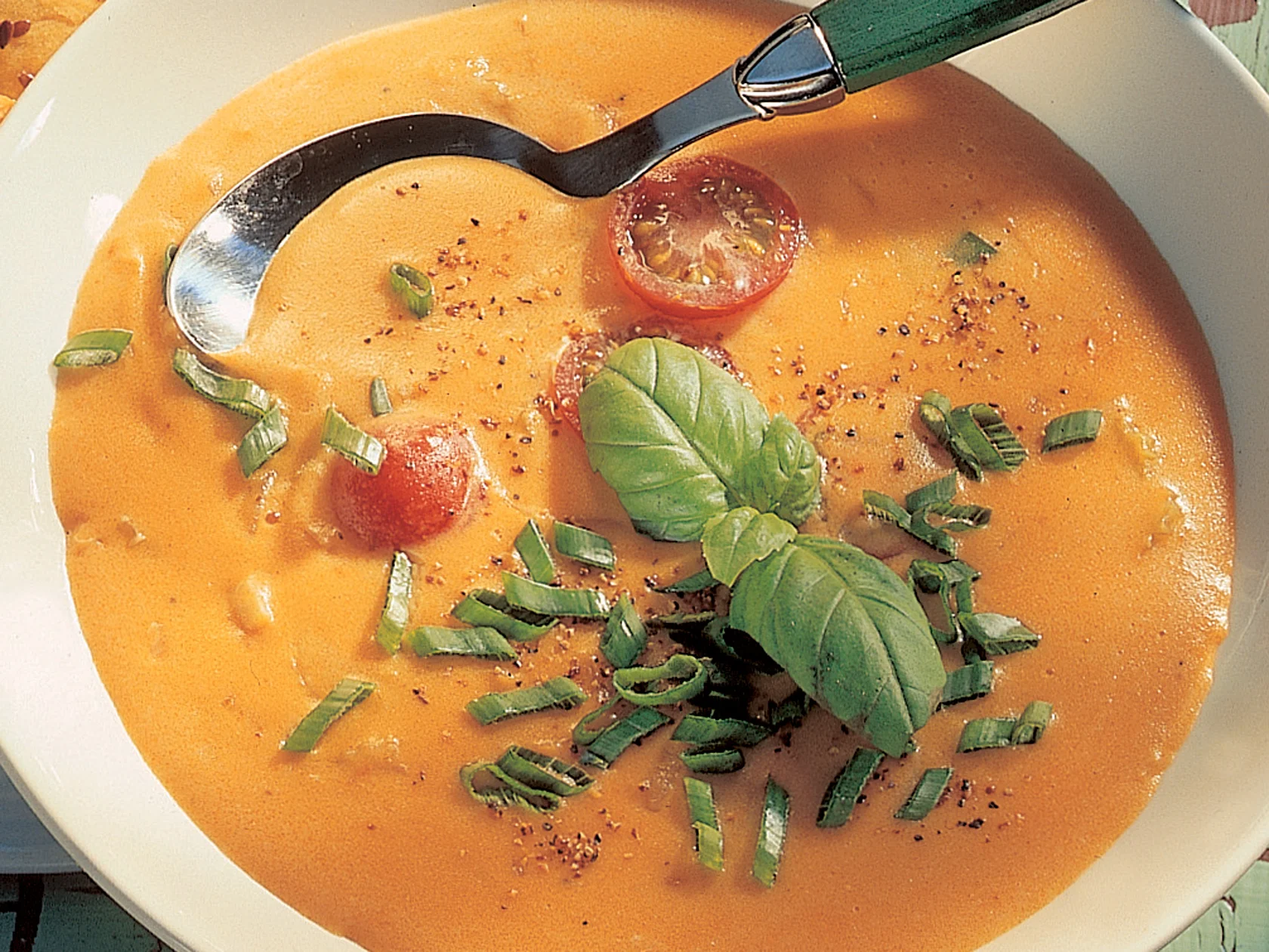 Samettinen tomaatti-basilikakeitto