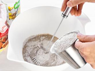 Valmista taikina sekoittamalla veteen muut ainekset.