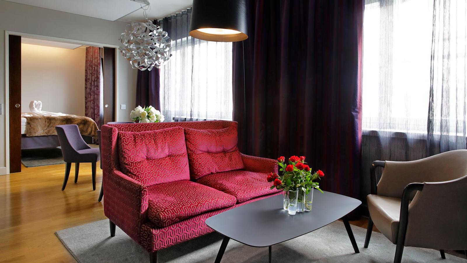 Tämä Solo Sokos Hotel Lahden Seurahuoneen sviitti on nimeltään Karoliina. Siellä on asunut esimerkiksi Ruotsin kuningas Kaarle XVI Kustaa.