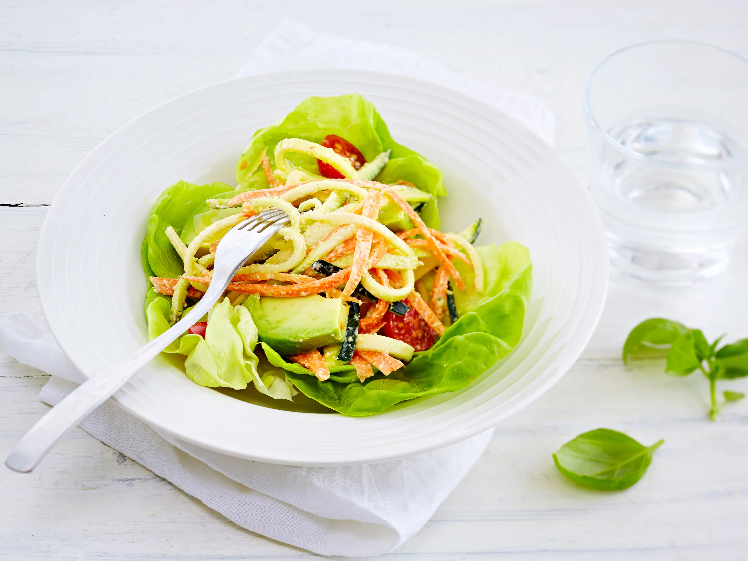 Raakapasta ja pähkinä-basilikakastike