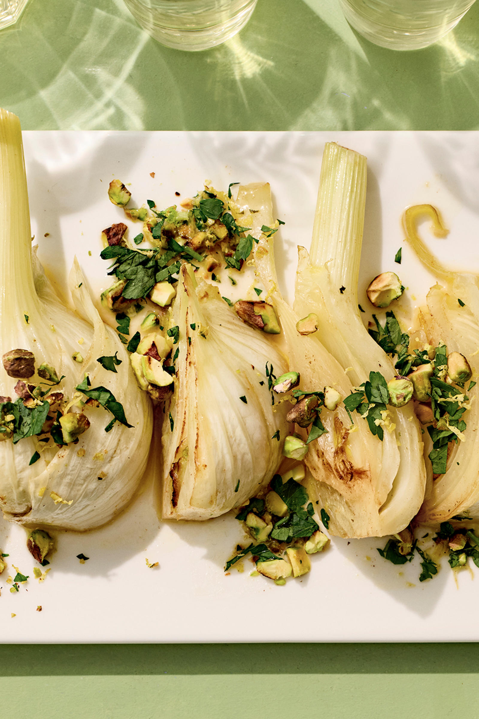 Haudutettu fenkoli pistaasimurulla