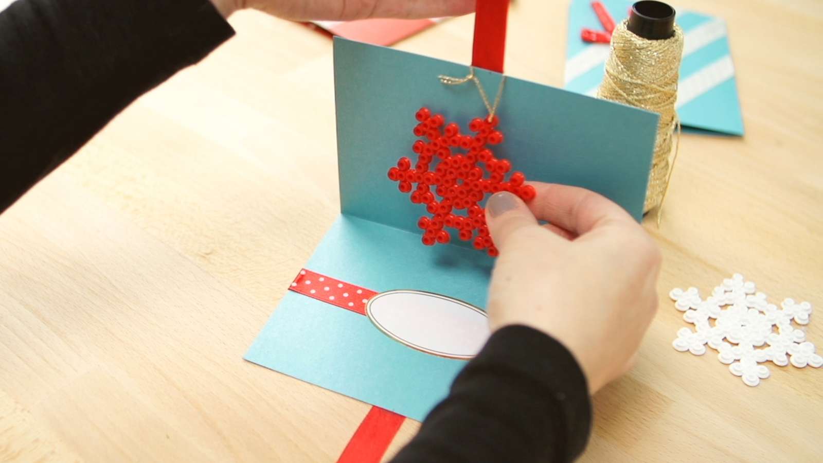Video: Yllätyksen sisältävä joulukortti