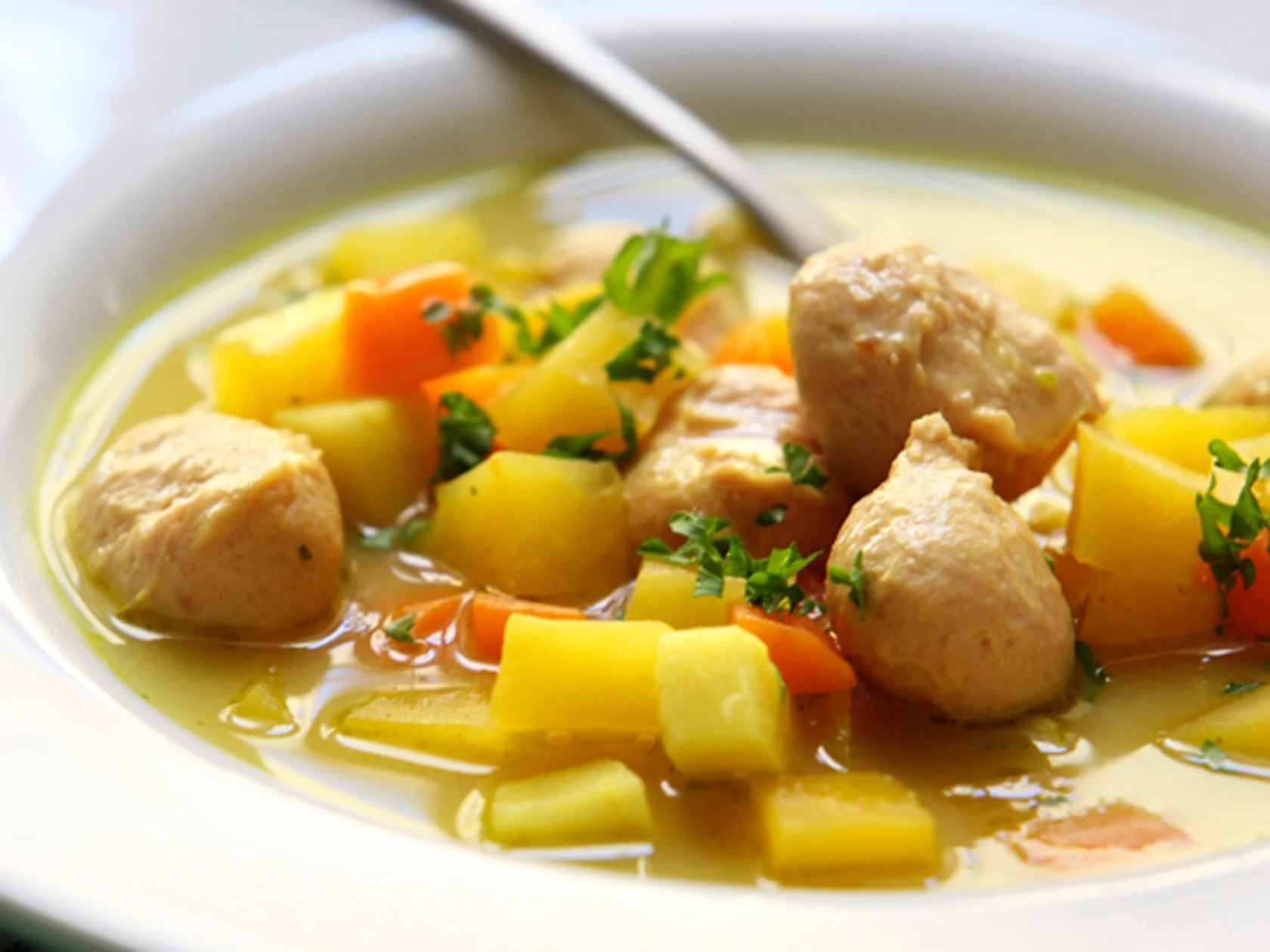 Keltainen makkarakeitto