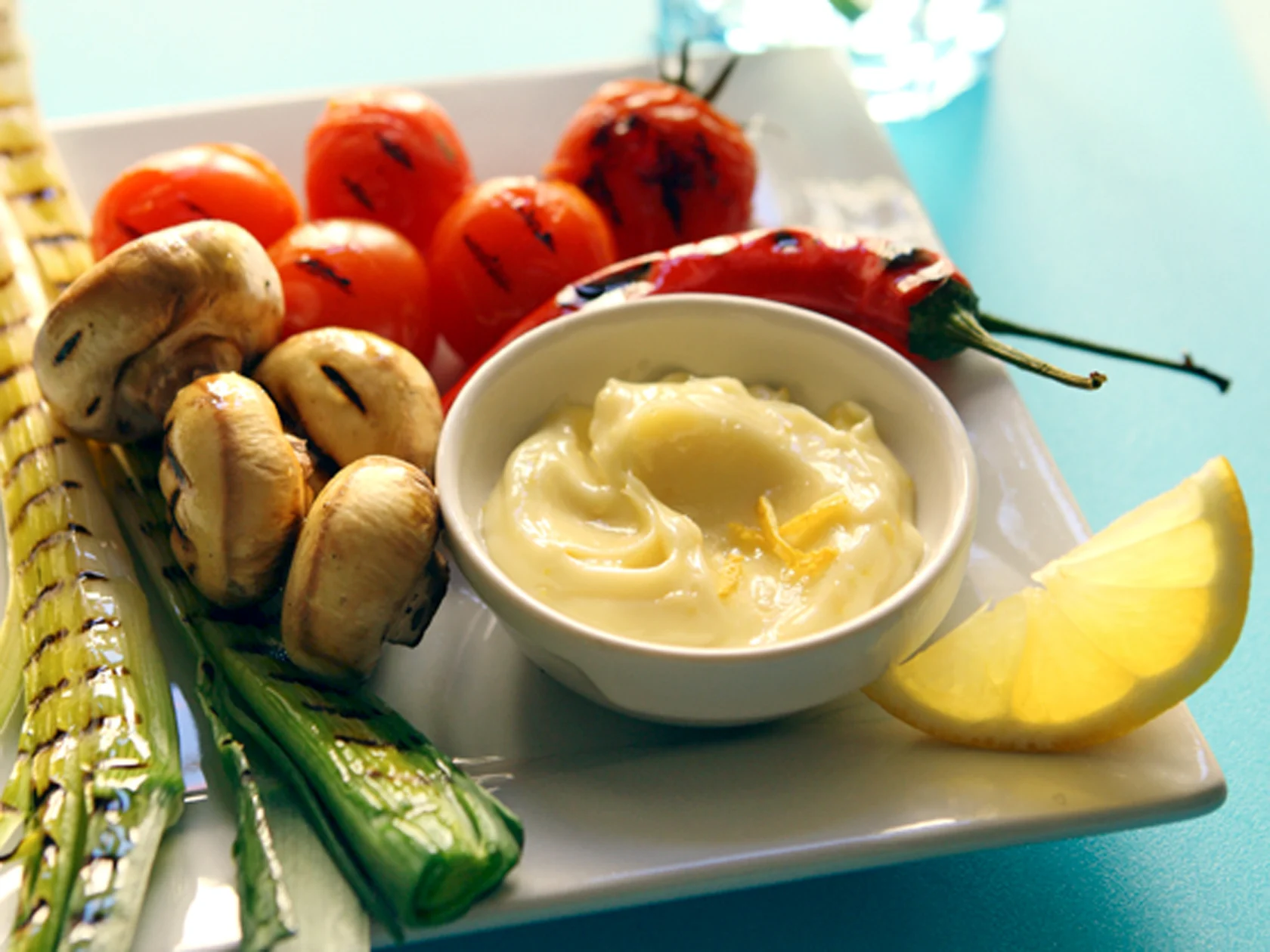 Paahdetut kasvikset ja sitruunamajoneesidippi