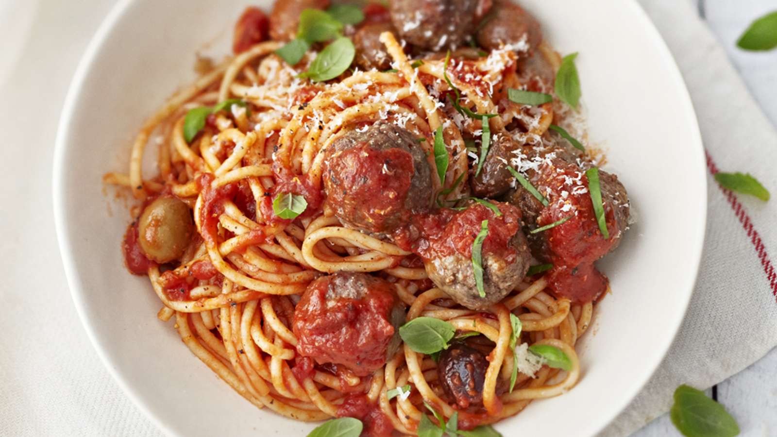 Spagetti ja lihapullat tomaattikastikkeessa
