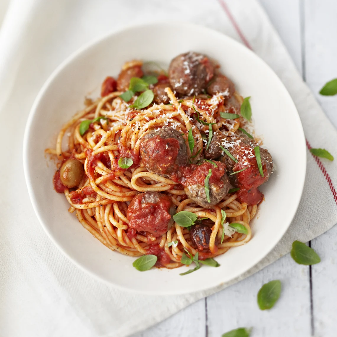 Spagetti ja lihapullat tomaattikastikkeessa