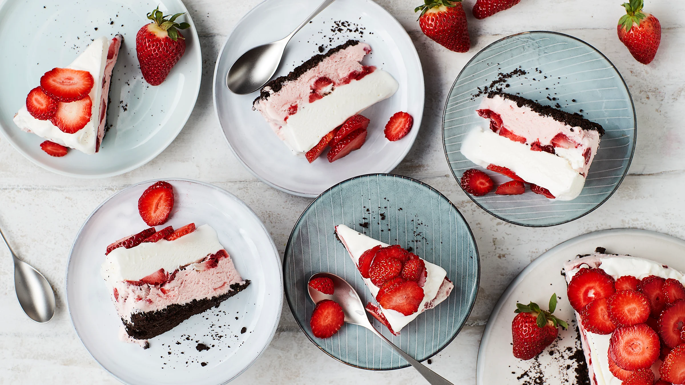 mansikkajäätelökakku