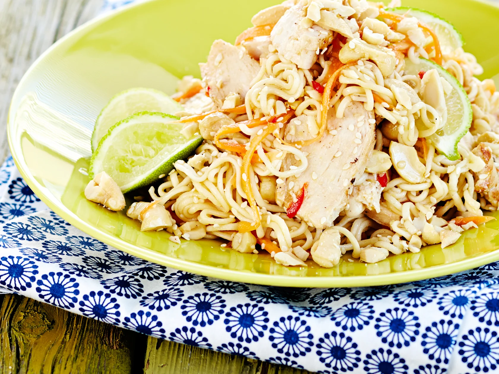 Aasialainen broileri-nuudelisalaatti