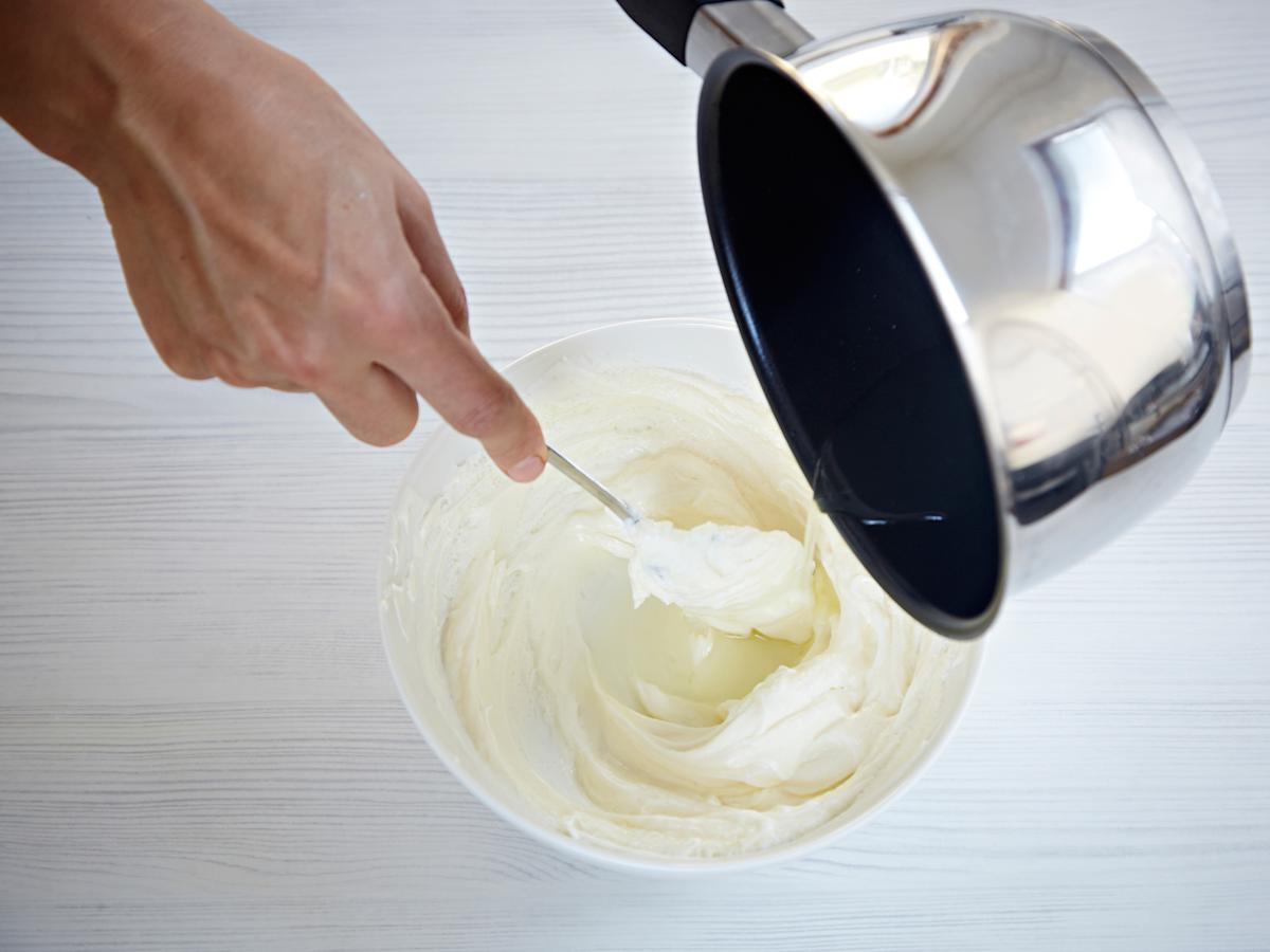 Liota liivatelehteä kylmässä vedessä 5 minuuttia. Vaahdota kerma. Notkista tuorejuusto sokerin kanssa. Kiehauta sitruunamehu ja liuota siihen puristettu liivate. Valuta seos ohuena nauhana tuorejuustoseokseen.