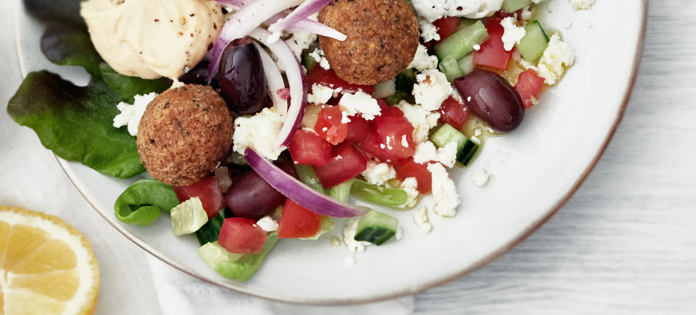 Falafeleja, tsatsikia ja fetasalaattia