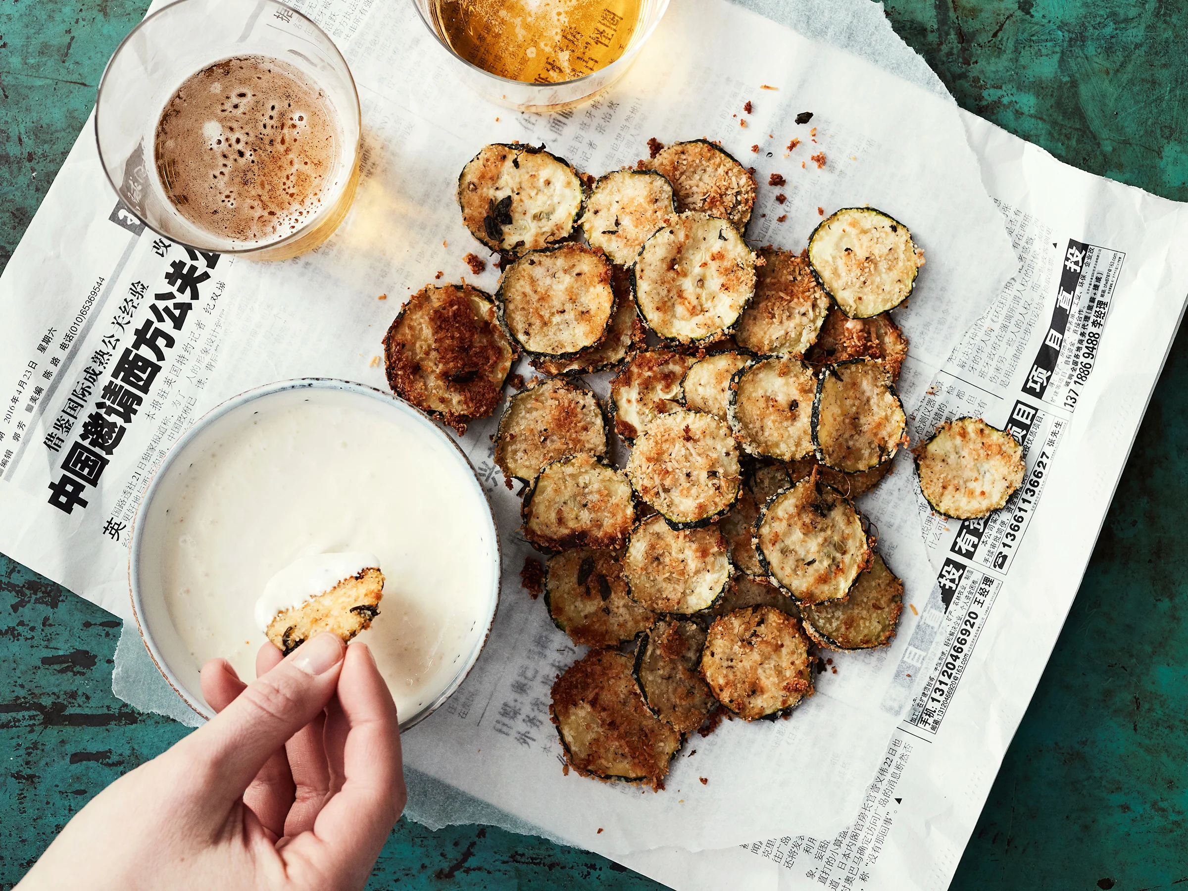 Rapeat kesäkurpitsa-parmesaanilastut ja ranskankermadippi