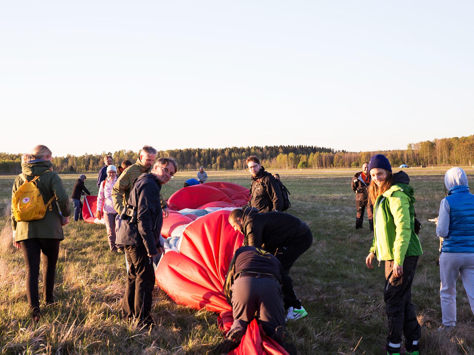 Kuumailmapallon pakkaaminen