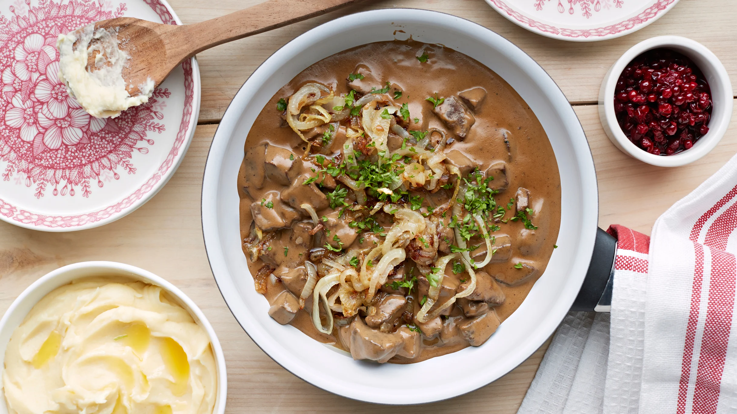 Maksakastike pannulla, perunamuusia ja puolukoita