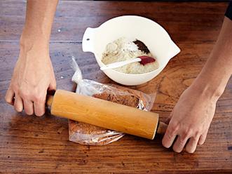 Murskaa piparkakut kaulimella jauheeksi ja sekoita kuivat aineet keskenään.