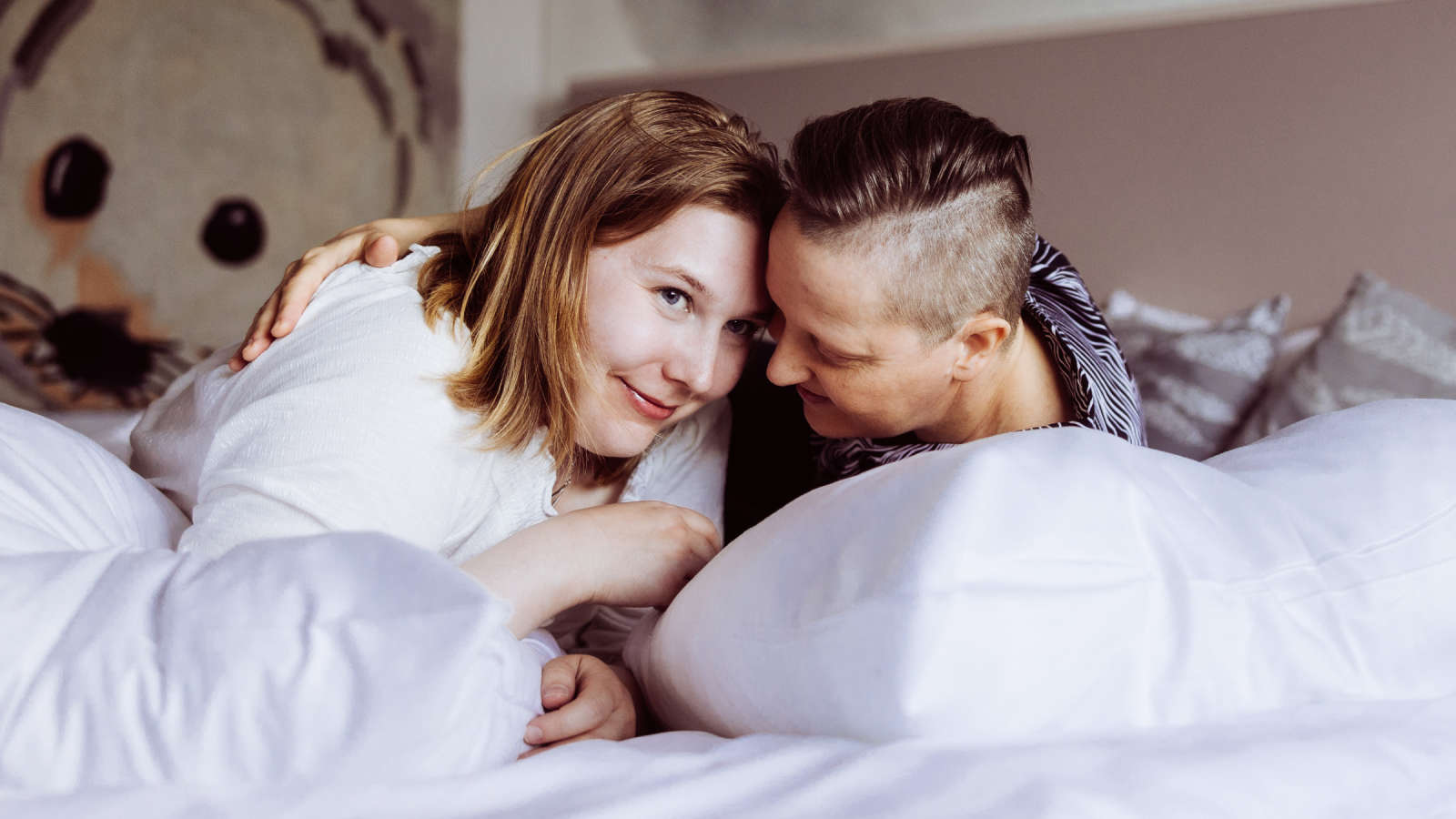 Tiia ja Virpi Kanerva halaavat hotellin sängyllä.