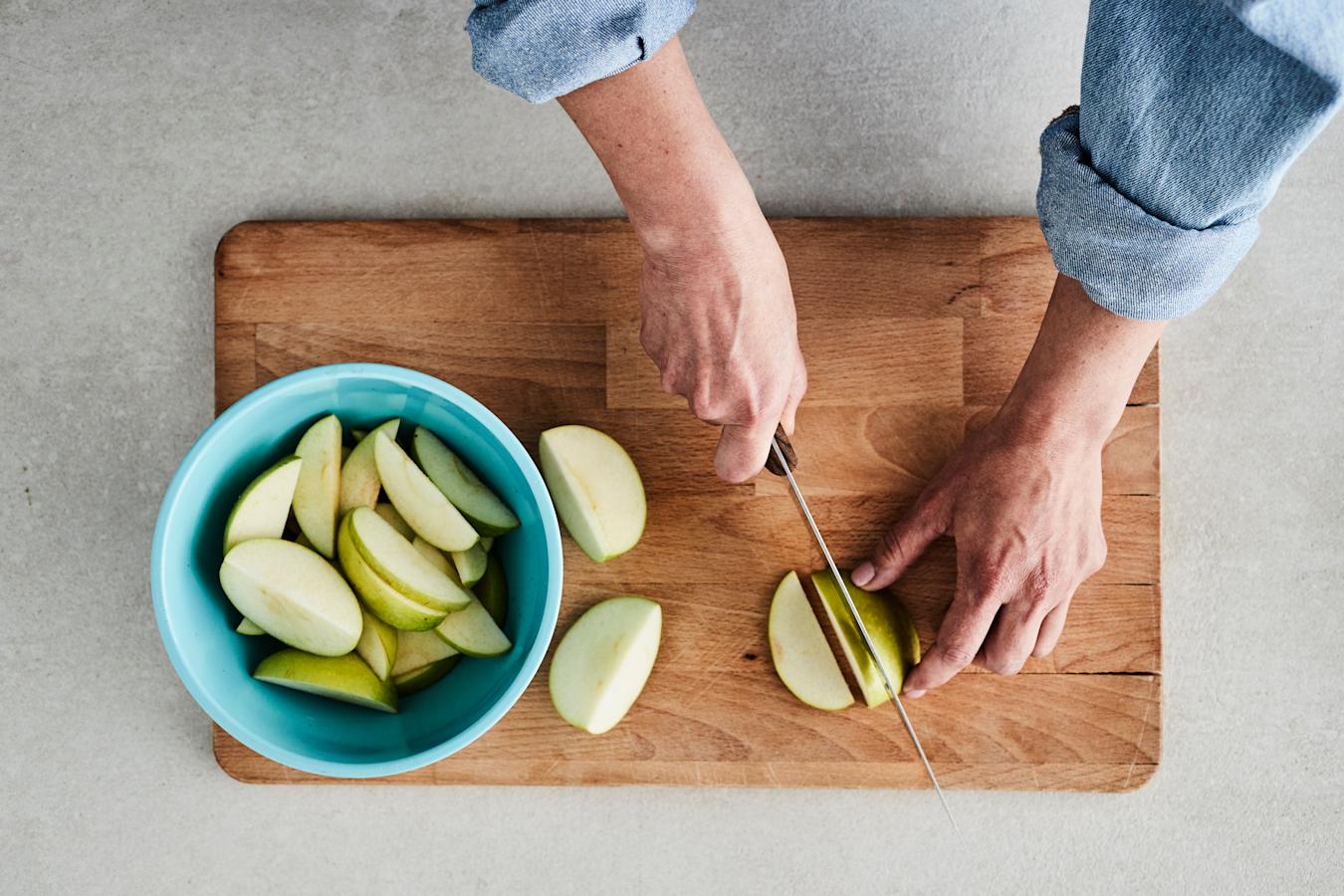 Gluteeniton omenapiirakka vaihe 1