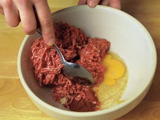 Sekoita korppujauhot veteen, lisää kananmuna, mausteet ja jauheliha. Sekoita tasaiseksi.