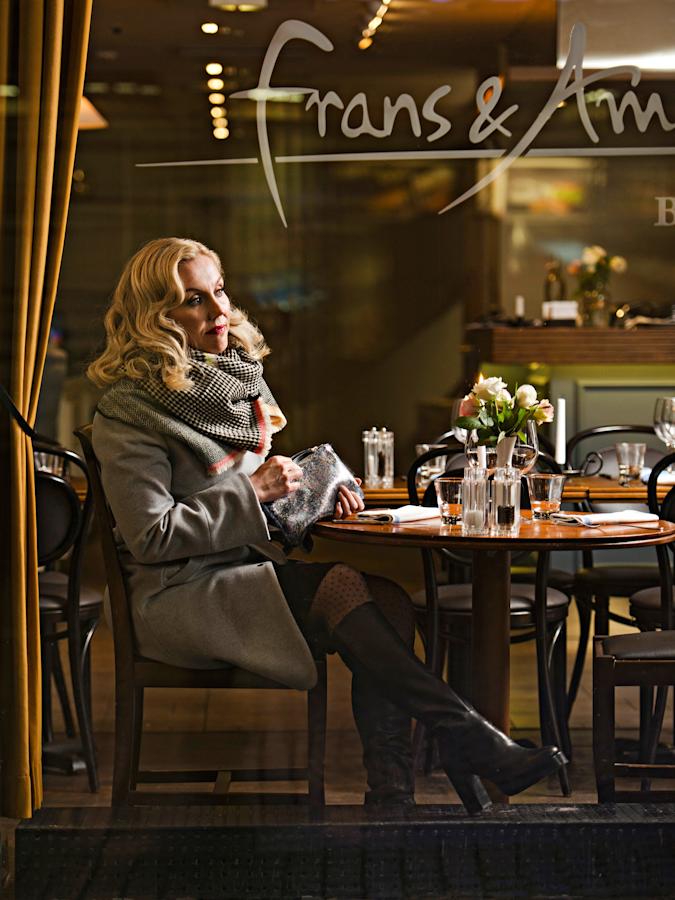 **Simppeli villakangastakki saa lisämaustetta kuviollisesta huivista.**

Takki, 399 €. Tiger of Sweden.Huivi, 19,95 €. Aventura.Sukkahousut, 19,95 €. Kunert.Nahkasaappaat, 429 €. Tiger of Sweden.Laukku, 119 €. Lumi.