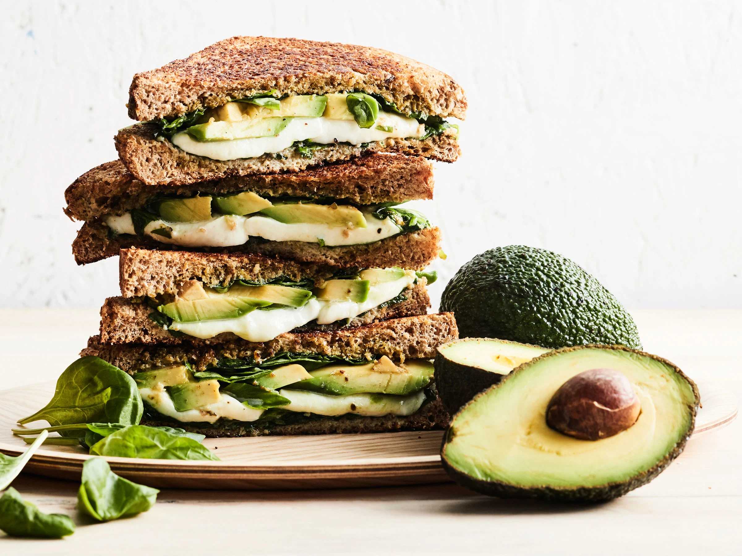 Avokado-mozzarellatoastit