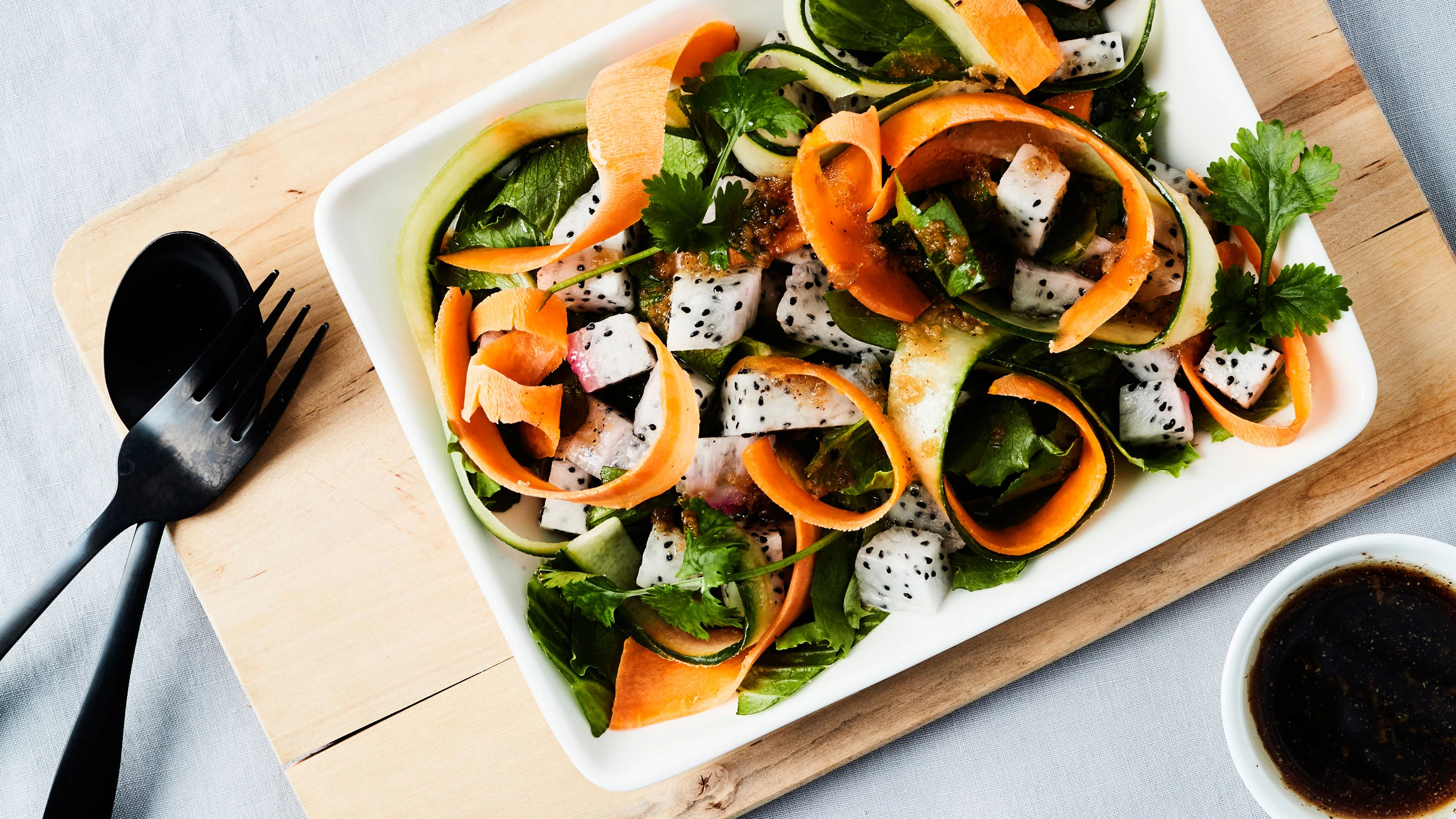 Inkiväärillä piristetty kasvis-pitaijasalaatti 