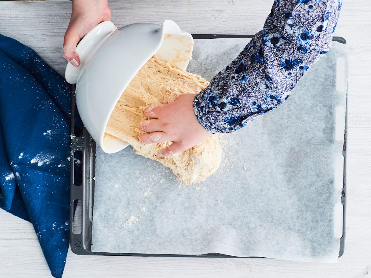 Kun taikina on kohonnut, kuumenna uuni 225 asteeseen. Laita uunipellille leivinpaperi. Kaada taikina sen päälle. Taputtele taikina litteäksi leiväksi. Leikkaa se taikinapyörällä annospaloiksi. Laita pelti uunin keskitasolle ja kypsennä leipää 20–25 min...