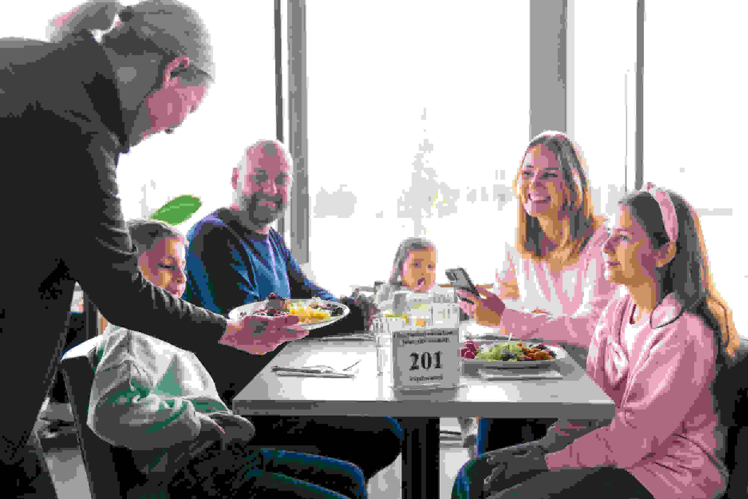 Perhe syömässä ABC Ravintolassa