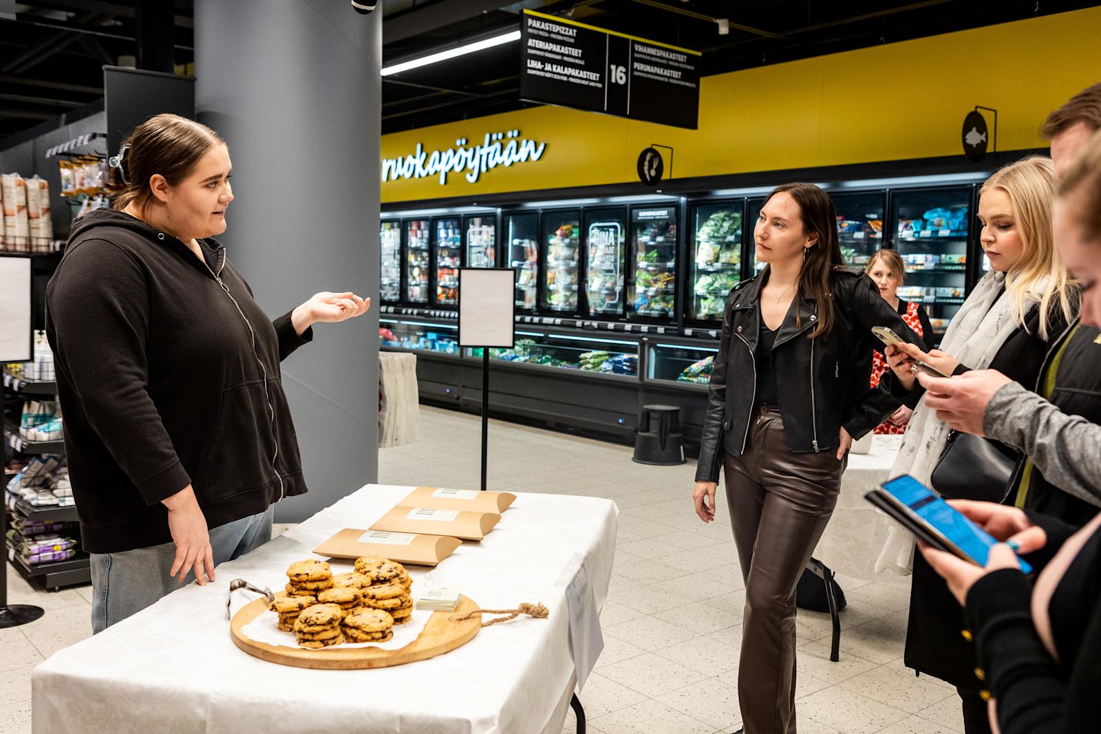 Erika Poussa maistattaa keksejä kuluttajille