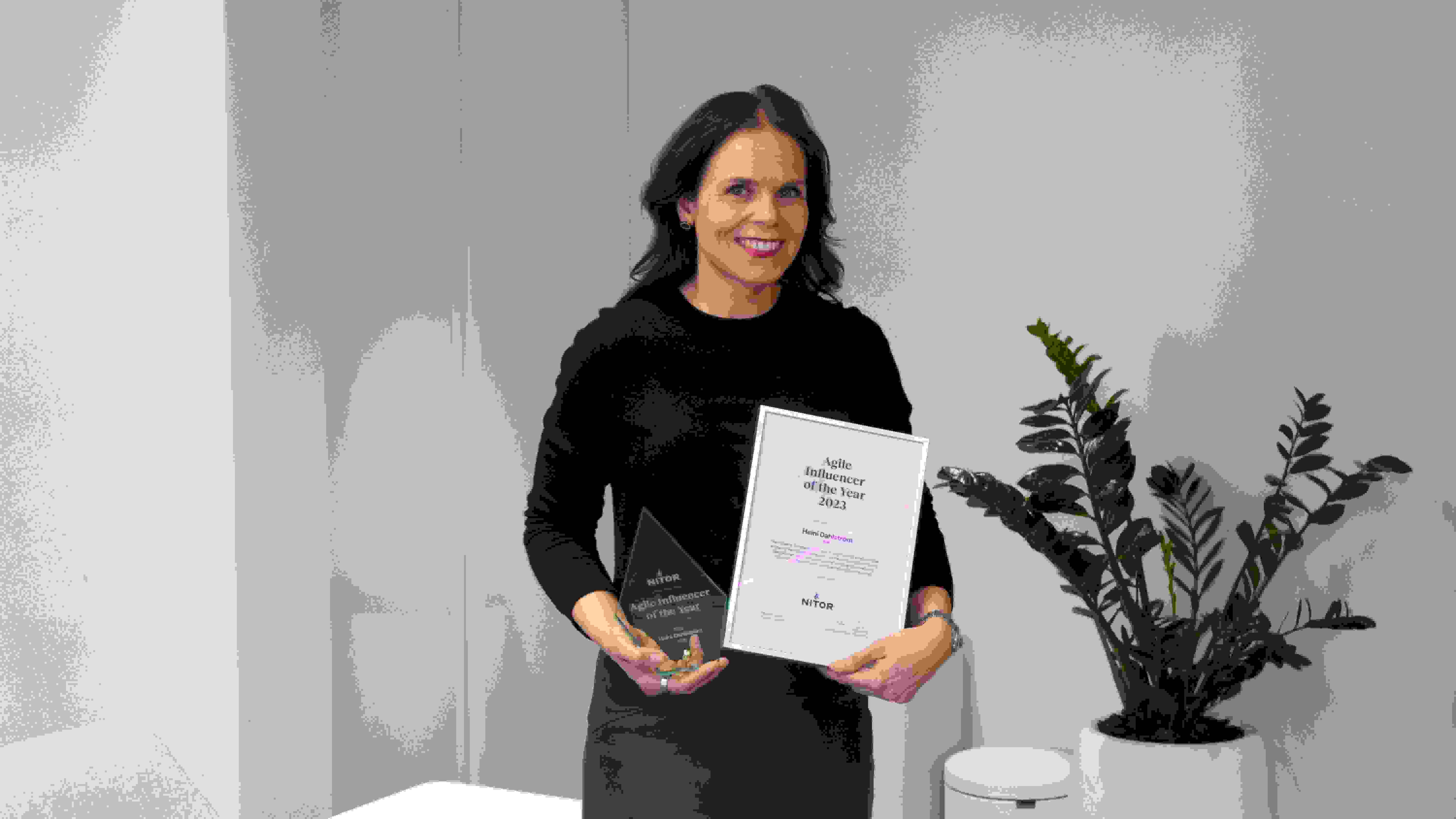 Heini Dahlström palkinnon kanssa