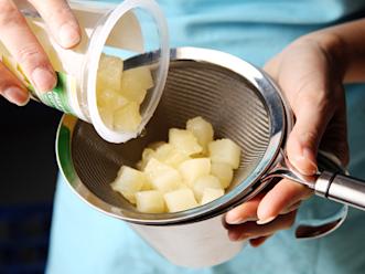 Valuta päärynäkuutioista liemi siivilän avulla.