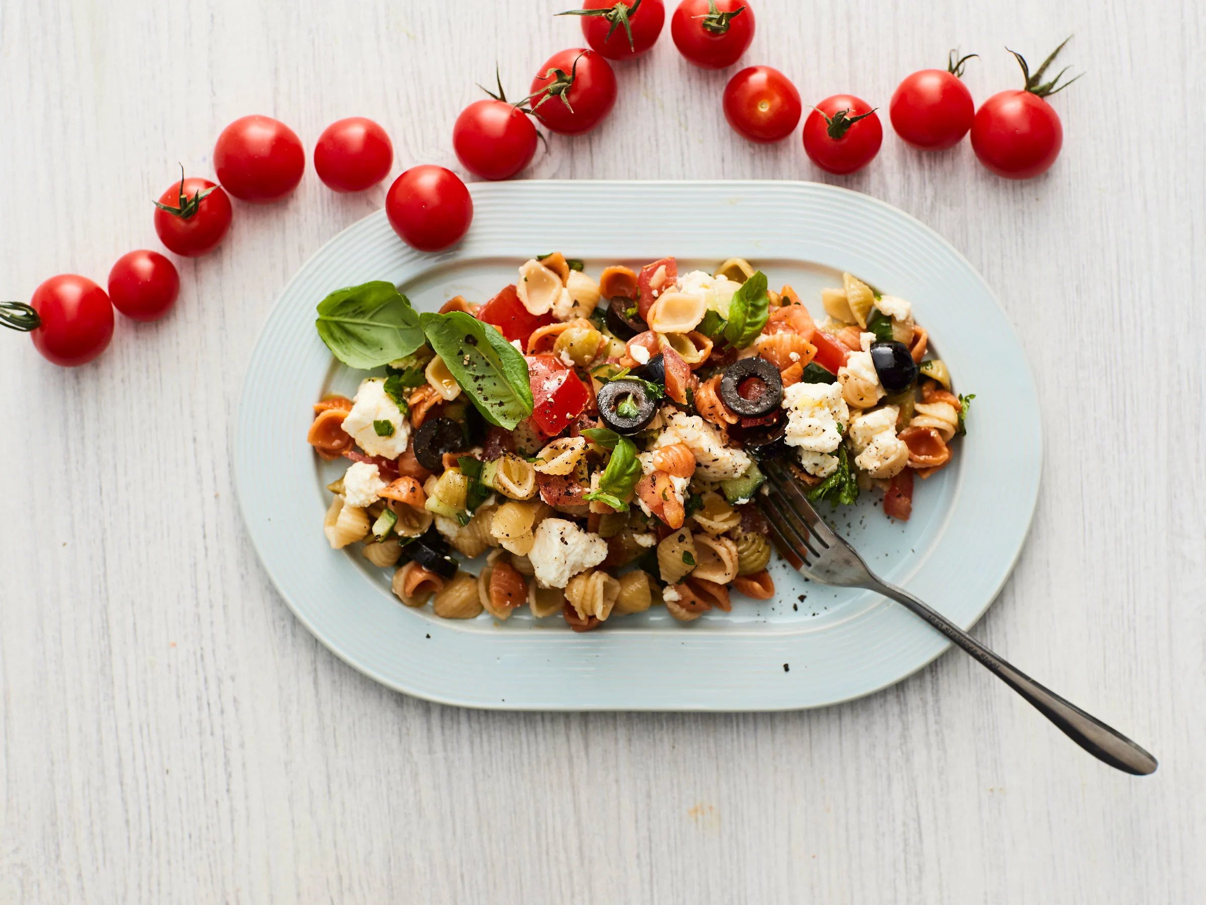 Välimeren feta-pastasalaatti