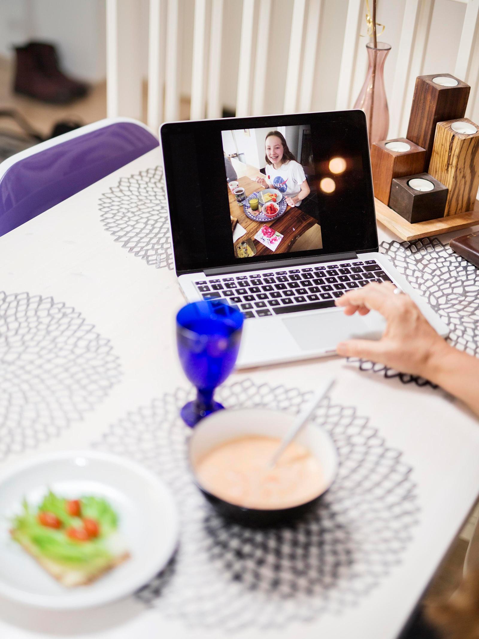 Kun lapsi asuu toisessa maassa, yhteiseen ruokahetkeen tarvitaan internet.