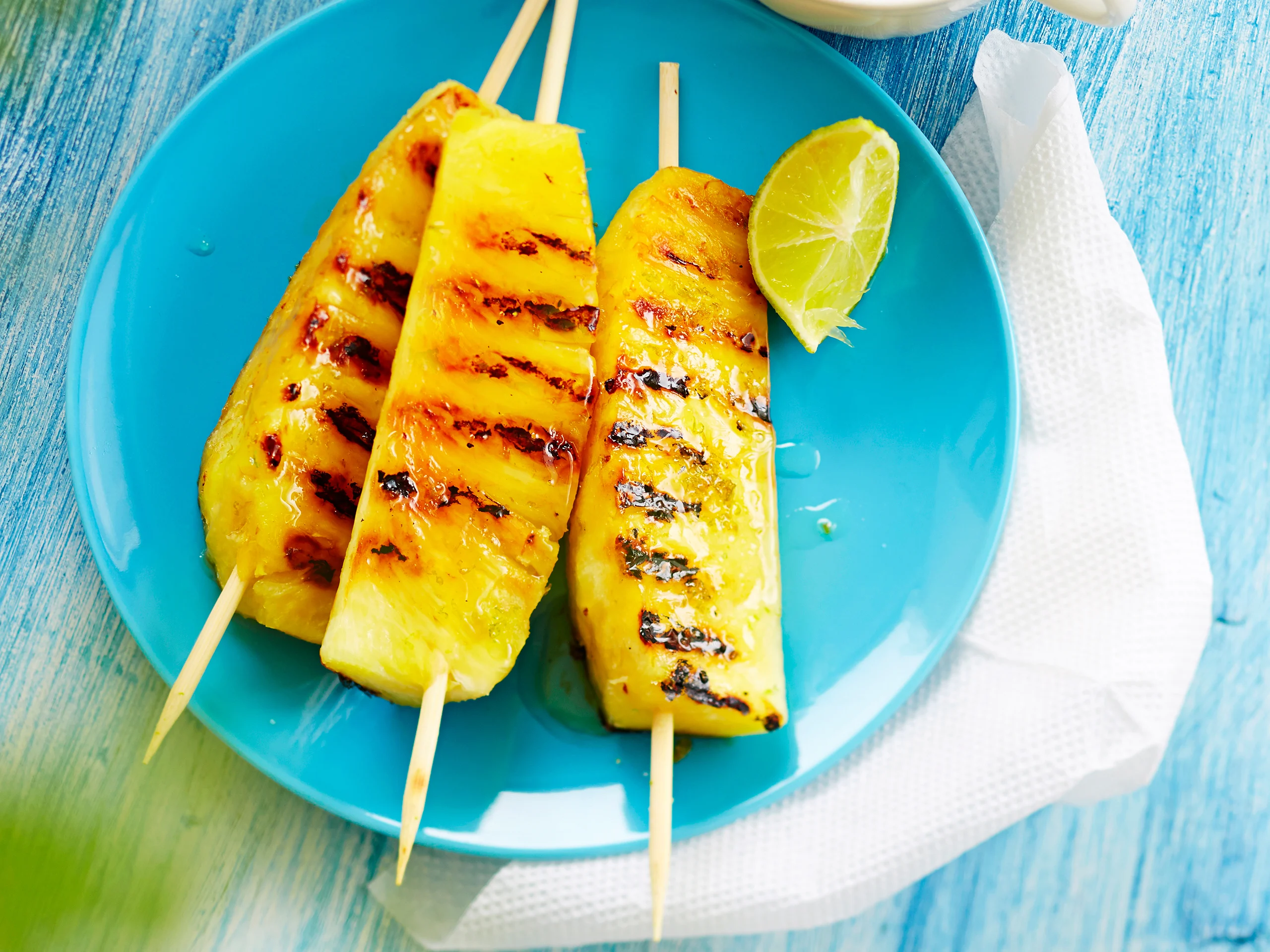 Grillatut ananasvartaat ja hunaja-jogurttikastike