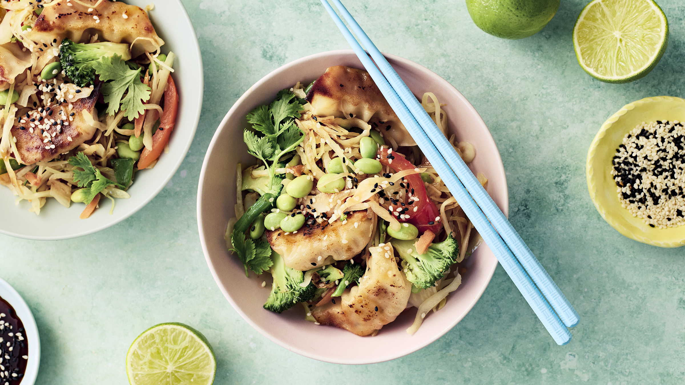 Lämmin gyoza-salaatti