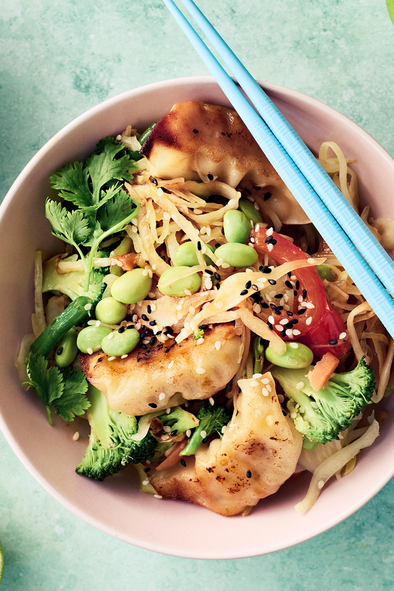 Lämmin gyoza-salaatti