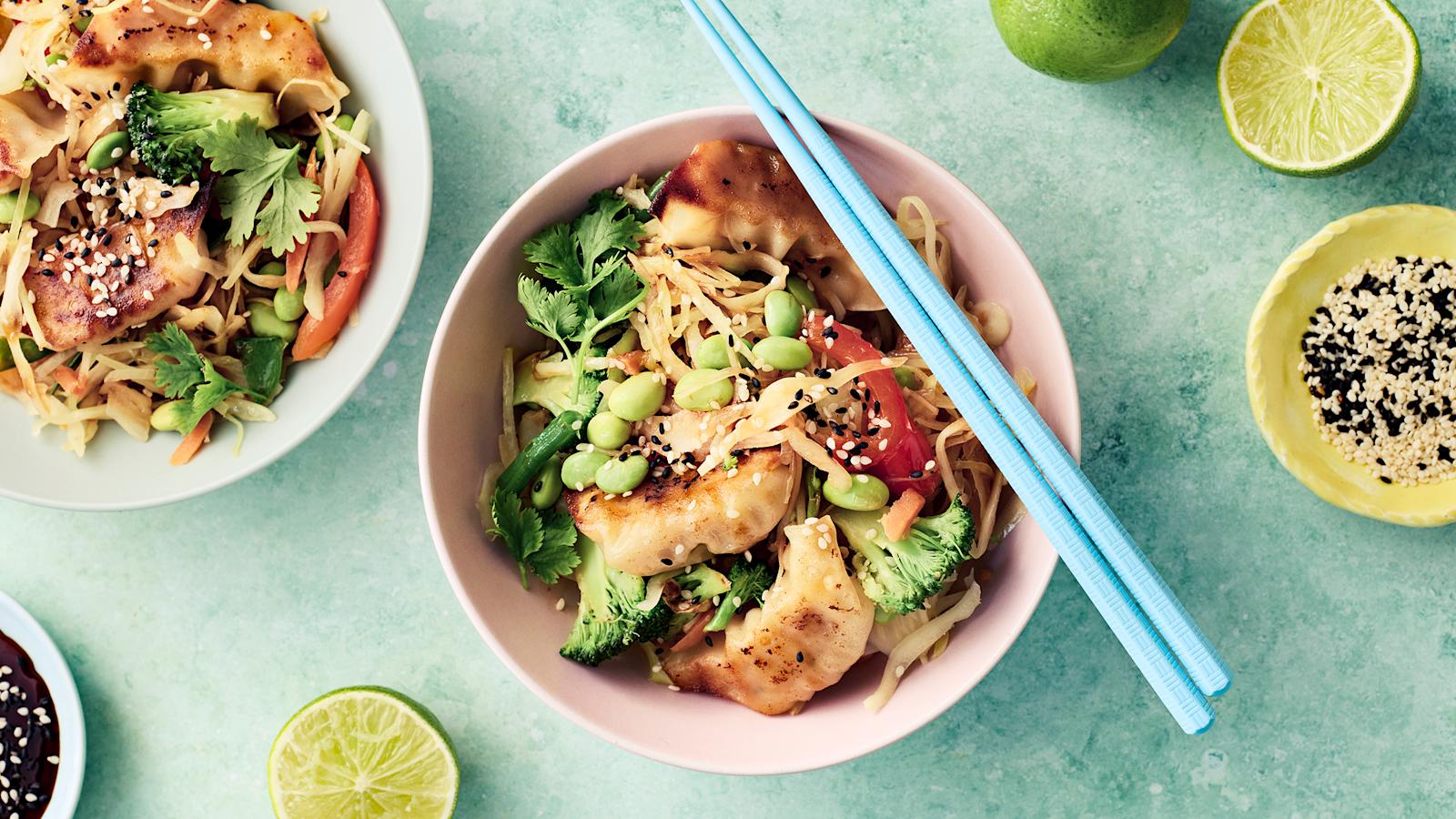 Lämmin gyoza-salaatti