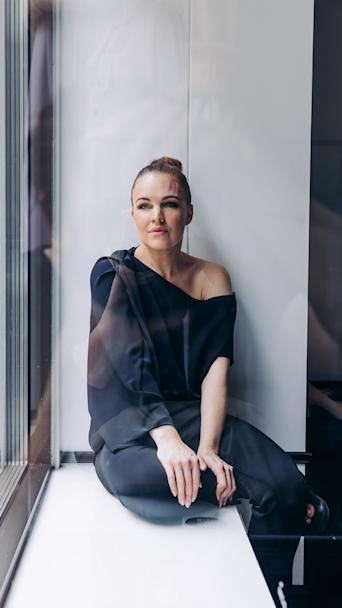 Katri Niskanen istumassa ikkunalaudalla.