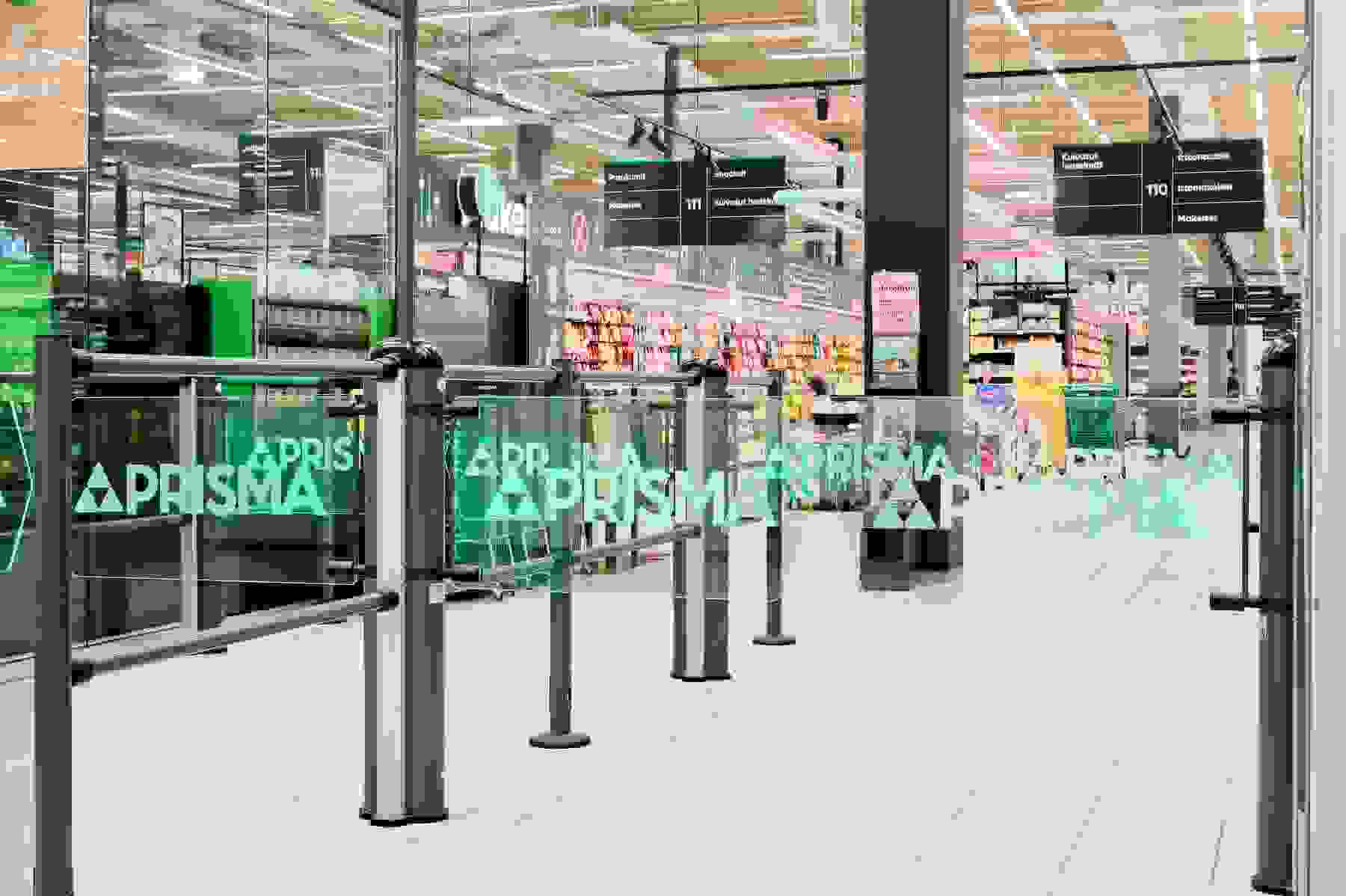 Prisman sisäänkäynti. Kuvassa näkyvät sisäänkäynttiportit, joissa lukee Prisma.