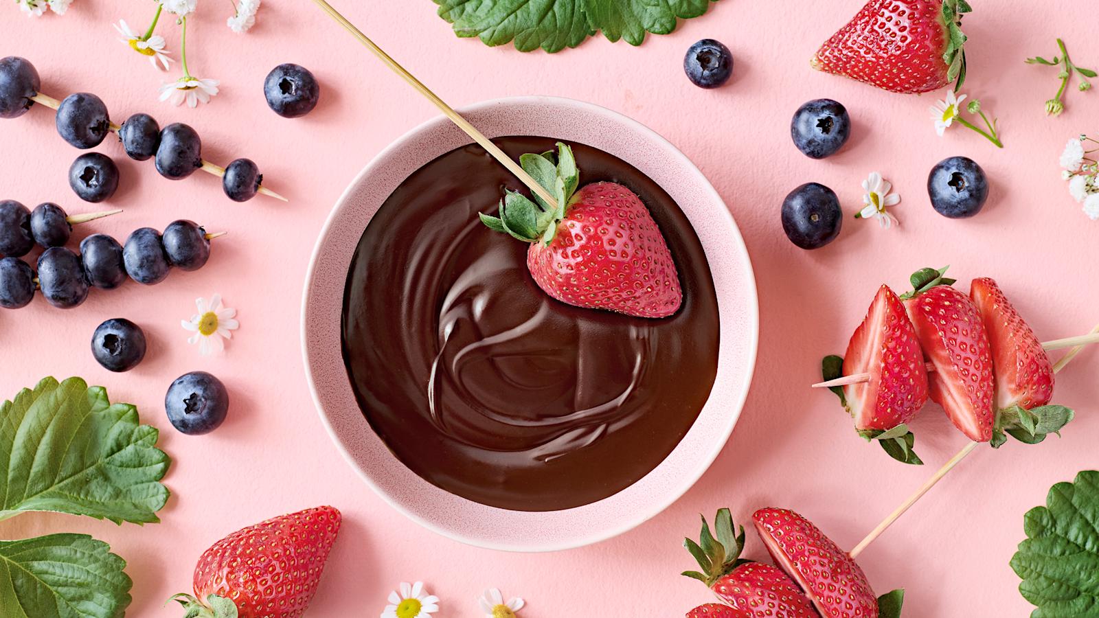 Helppo suklaadippi ja marjoja