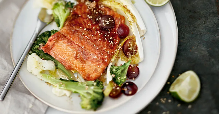 Inkivääri-seesamikirjolohi ja mausteinen kaalisalaatti