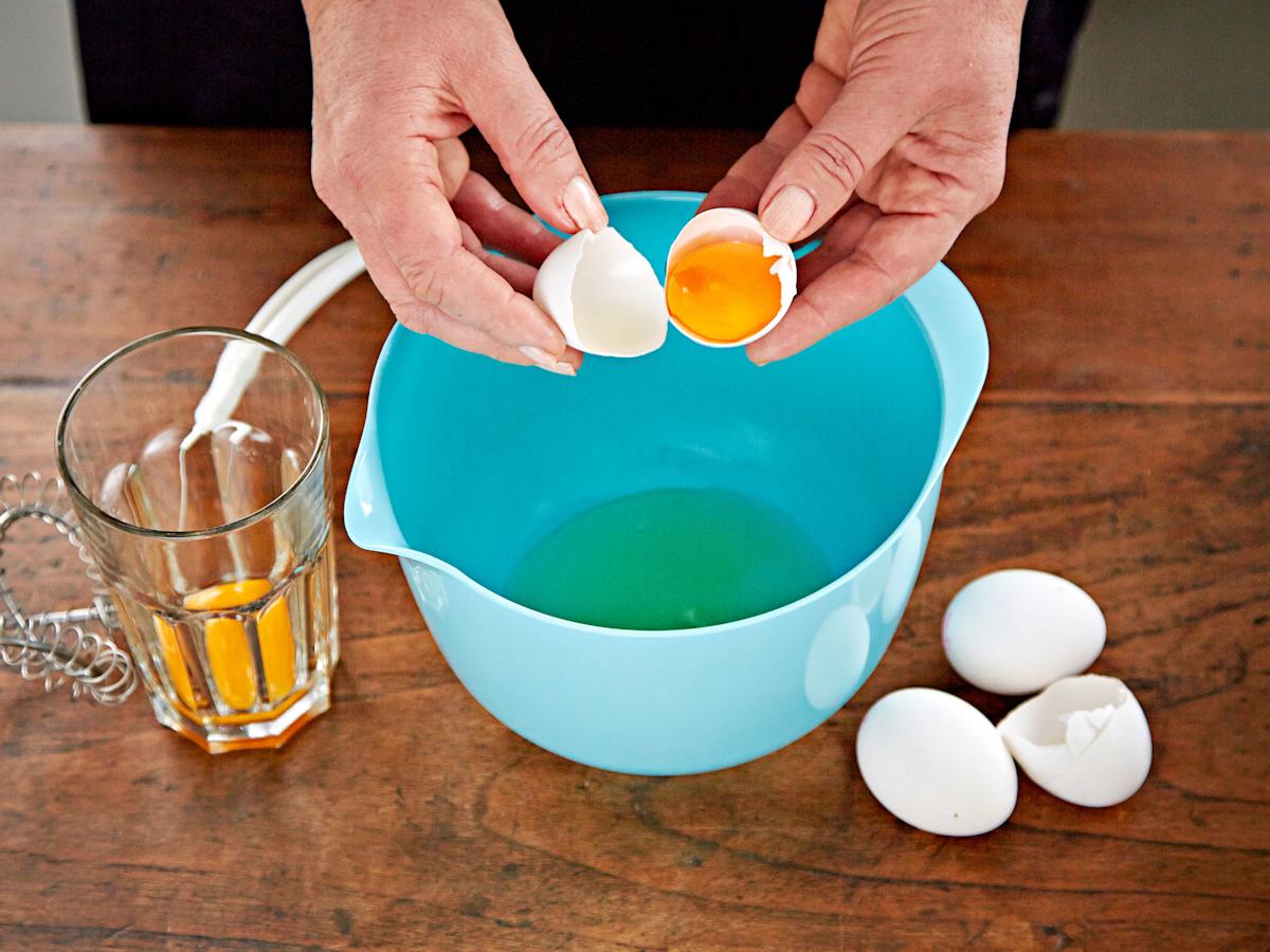 Erottele valkuaiset ja keltuaiset tosistaan.