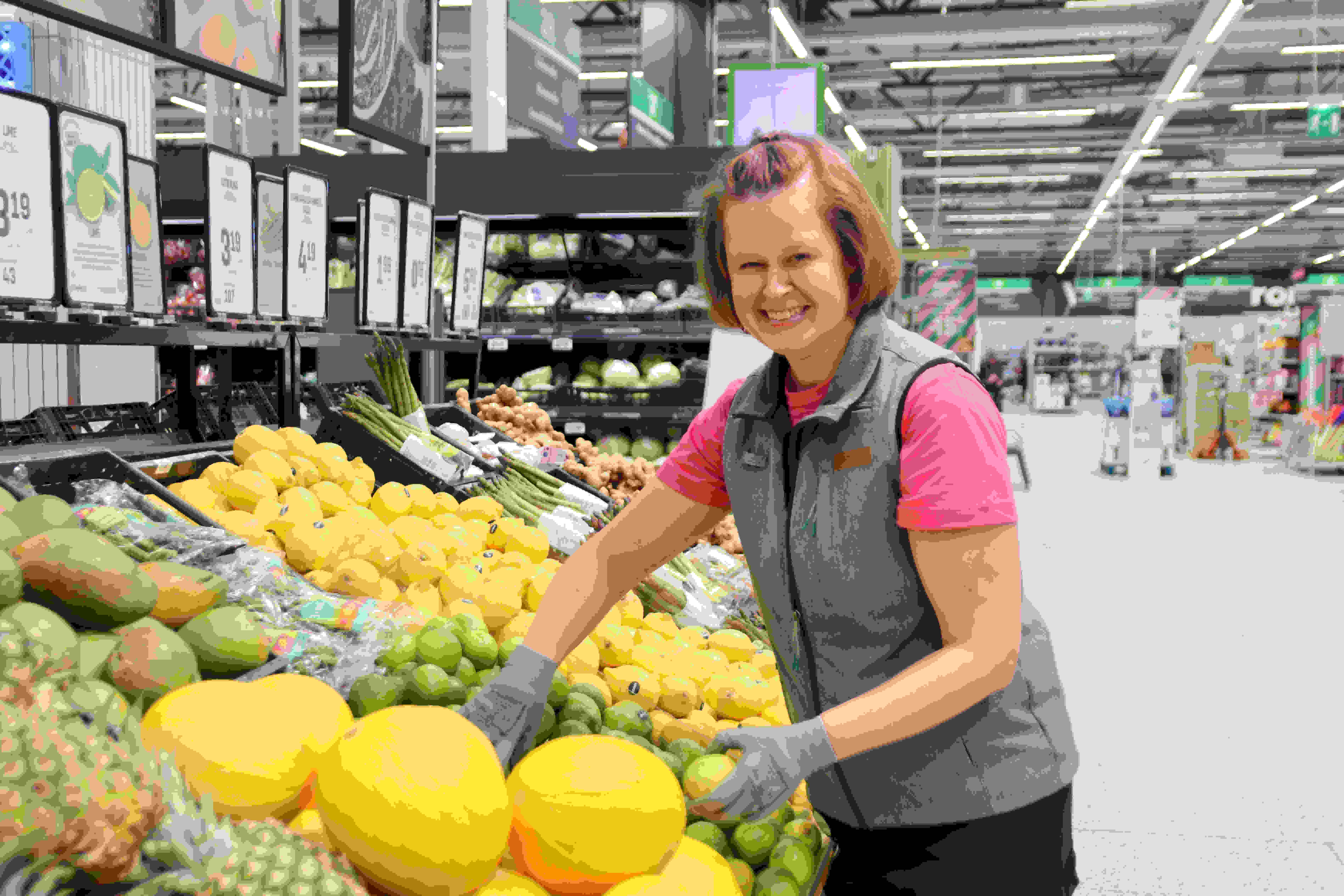 Prisman työntekijä Sari Kareinen hevi-osastolla.