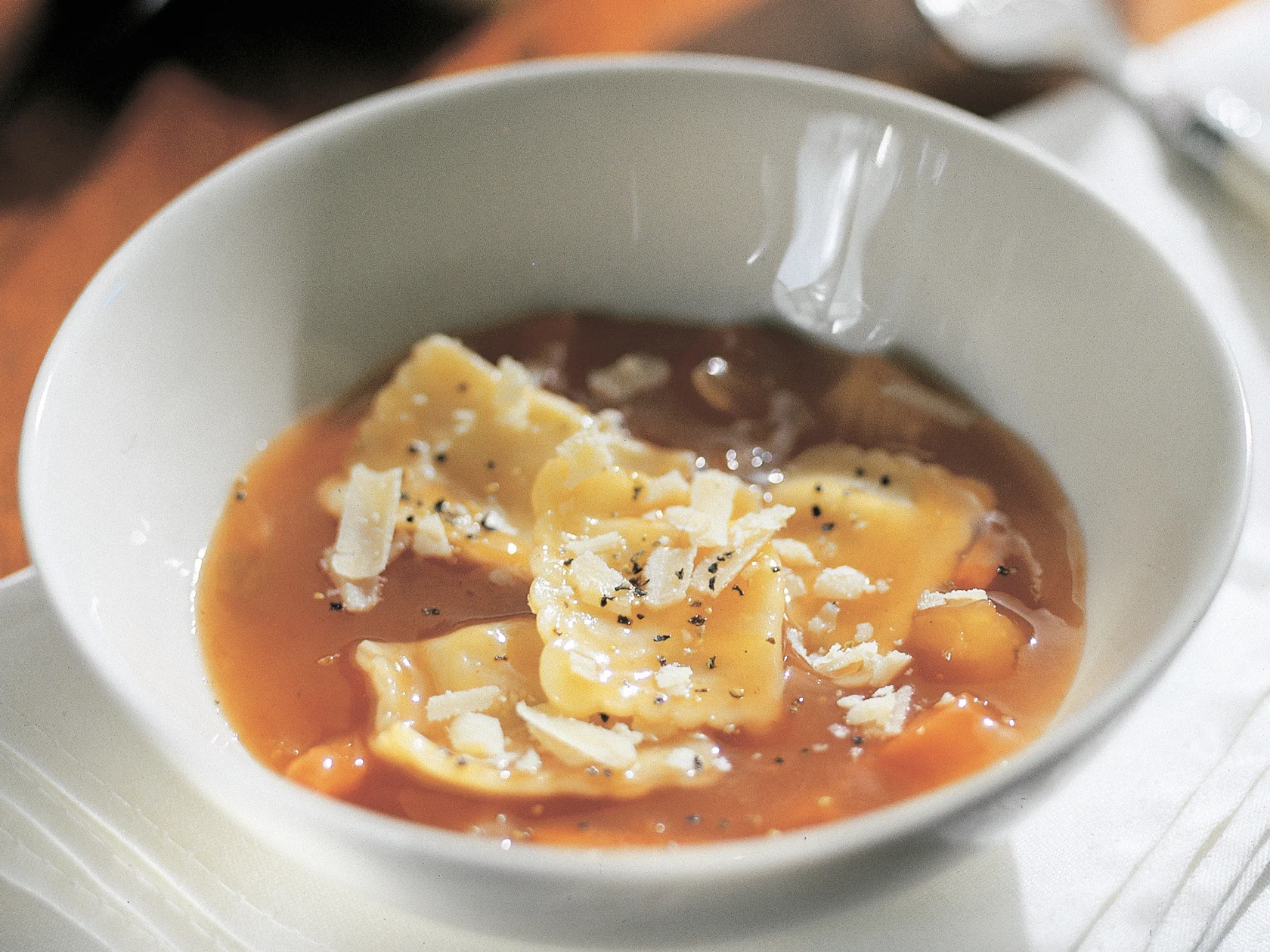 Liharaviolit punaisessa kastikkeessa