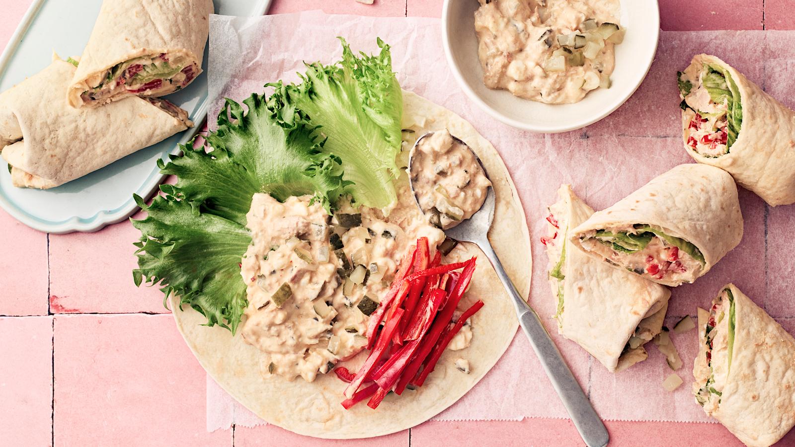 Helppo tonnikalawrap, jossa tonnikalatahnaa, paprikaa ja salaattia