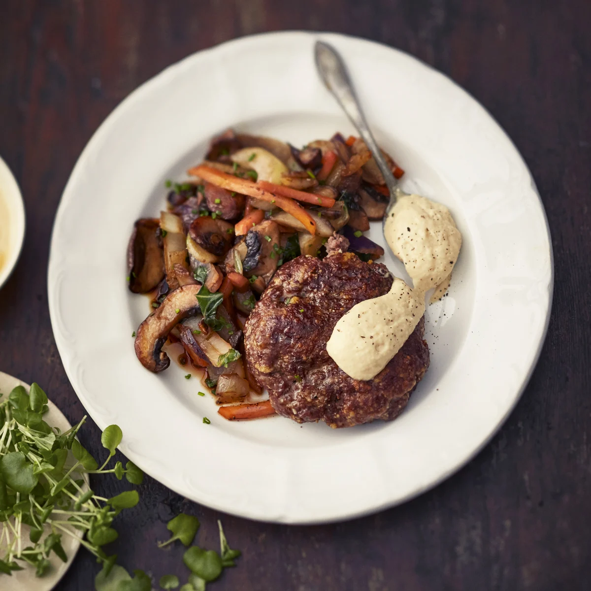 Jauhelihapihvit, hummus ja pannuvihannekset