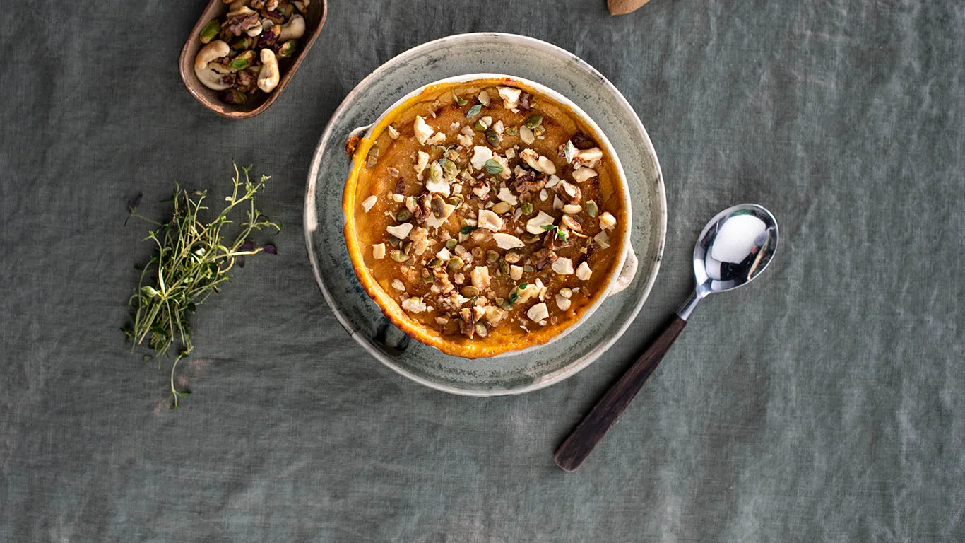 Inkiväärillä maustettua myskikurpitsalaatikkoa ja pähkinöitä