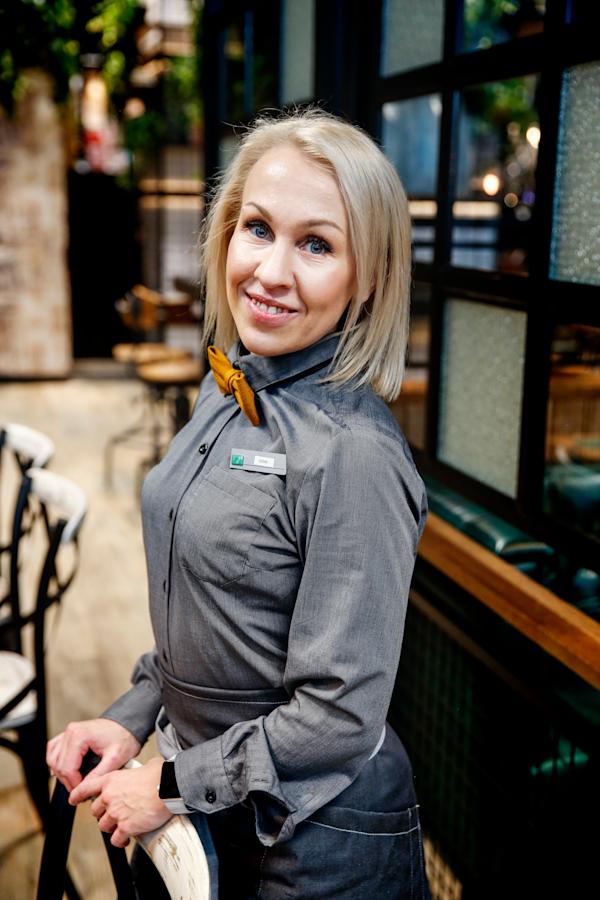 Henni Paajanen toivottaa kaikki nälkäiset shoppailijat tervetulleiksi Fredde'siin.
