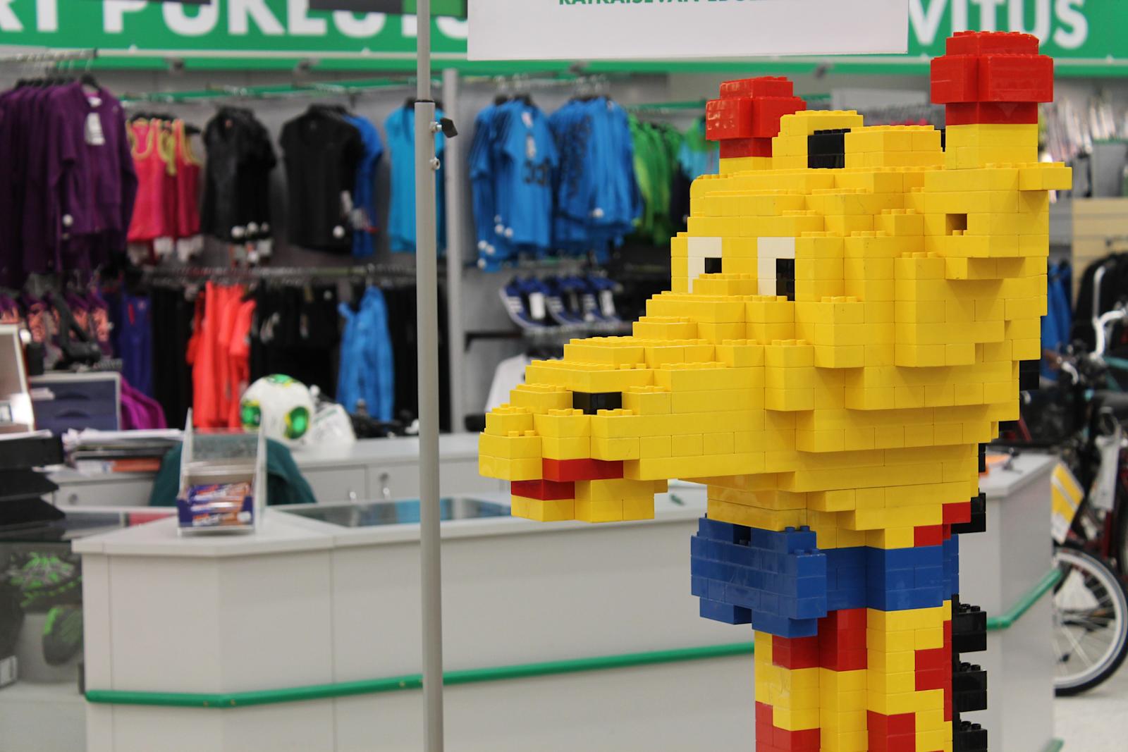 Legokirahvi juhlisti lastenpäivää Kuopion Prismassa vuonna 2014. 